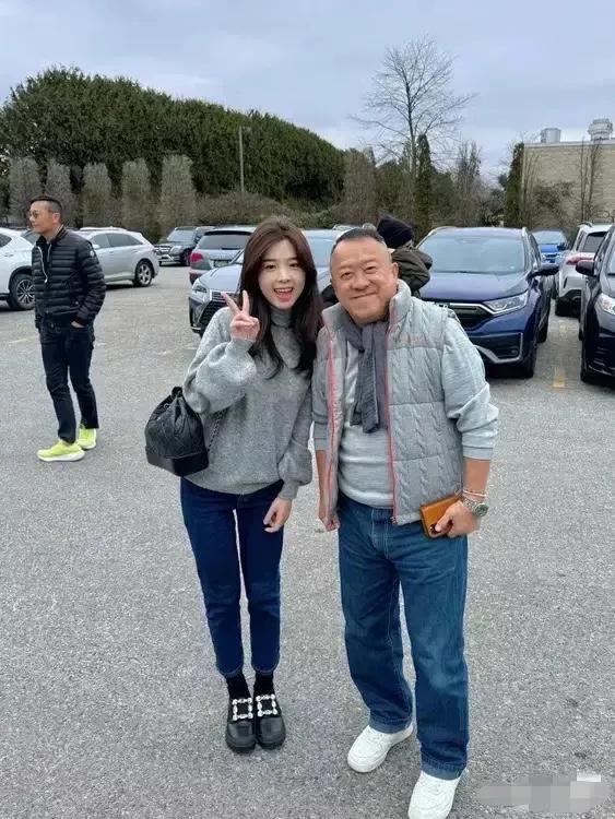 曾志伟都70多了，上身穿马甲，下身配蓝色牛仔裤，脚踩一双小白鞋，这身休闲穿搭太减