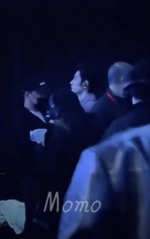 肖战片场补妆时突然躲闪，这0.5秒的微表情直接炸翻了全网。
有人非要说这是顶流对