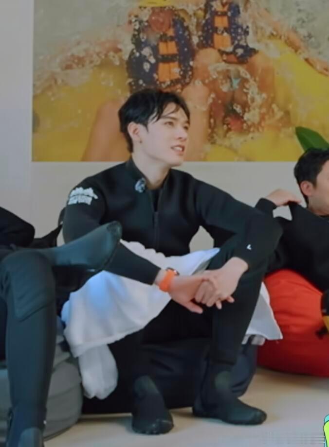 这种湿发美貌的龚俊为什么不放在正片或加更！！！而是放在花絮礼包。镜头一转真的会被