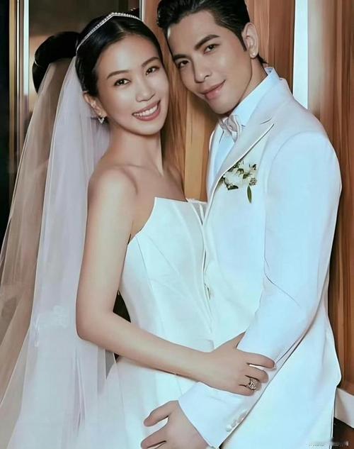 歌手萧敬腾与妻子婚后感情和睦，女方比他年长14岁，二人一直憧憬组建完整家庭。由于
