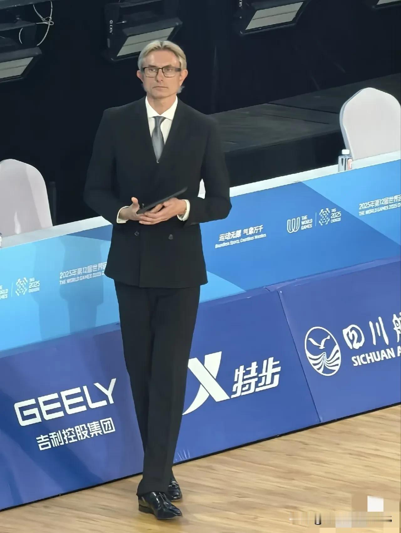 成都世运会拉丁舞比赛上，一位评委因其绝佳的“九头身”比例身材而备受瞩目。网友感慨