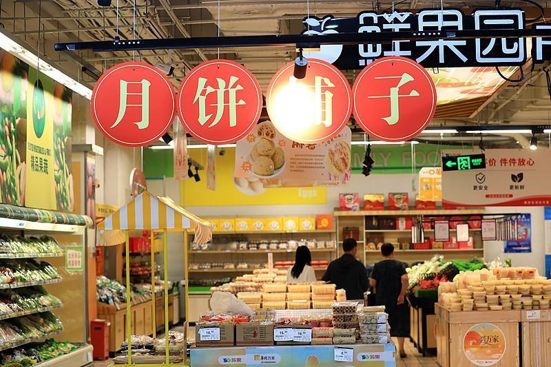中秋节快要到了，商场超市里摆出来了各种各样的月饼。农历8月在秋季之中，八月十五又