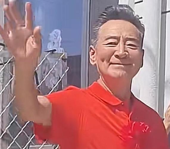 最近，因饰演《情深深雨濛濛》中“陆振华”（陆老爷）而家喻户晓的演员寇振海，他的1
