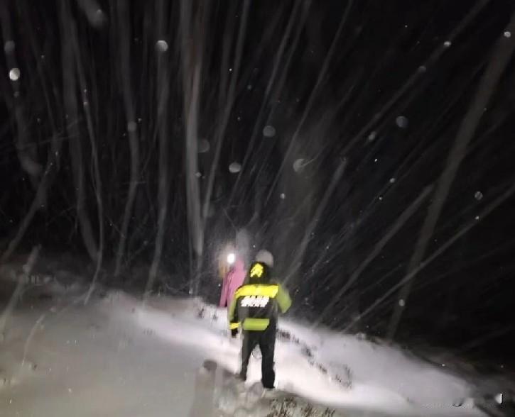 雪山失联靠牛粪保命，主动承担救援费，反而被骂上热搜？
 
女生去徒步，遇上大雪迷