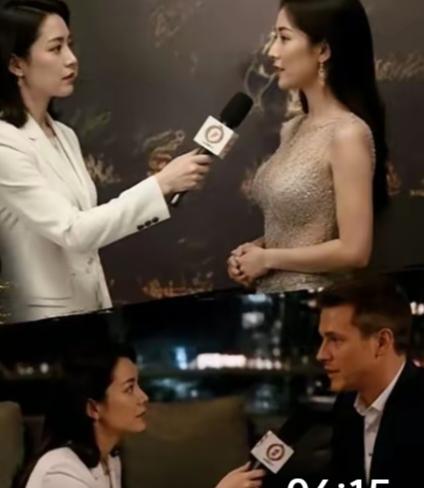 这画面好真实
她穿的是同样一件白衣服，只是采访的对象不一样，一个是中国人，一个是