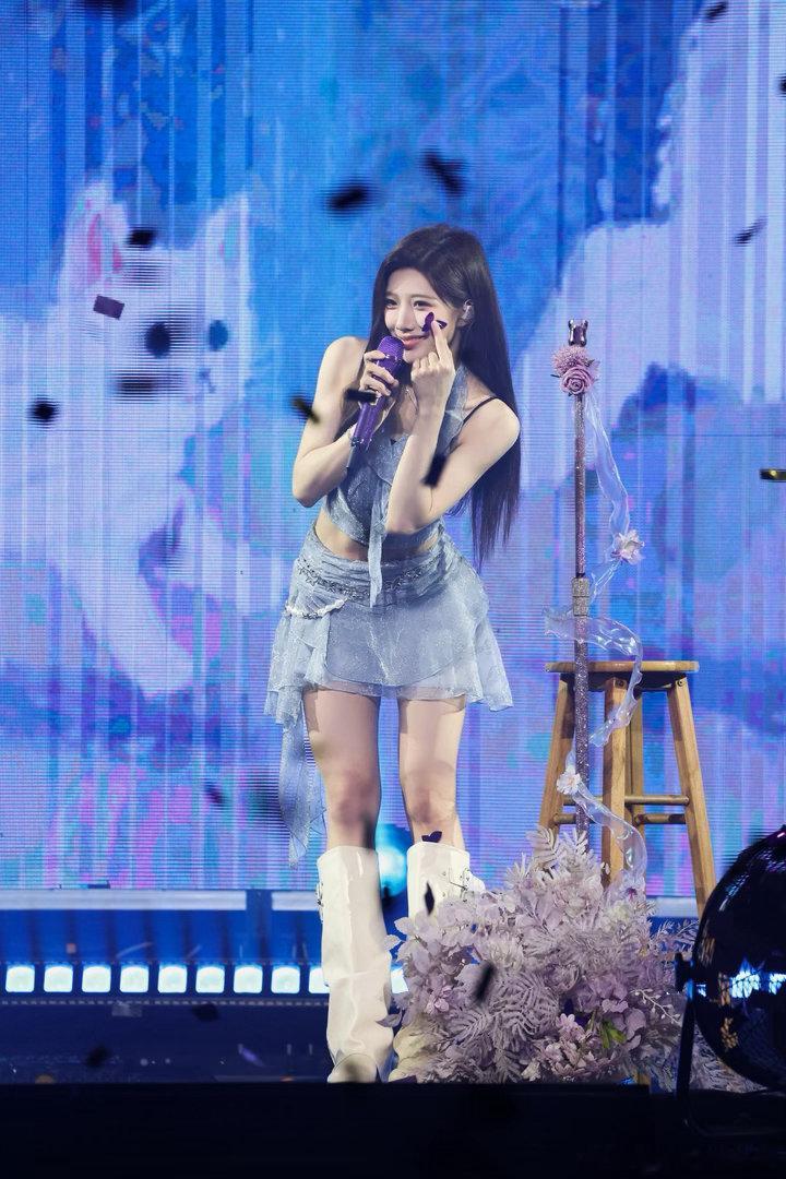 沈梦瑶巡演舞台好爽 跳出光的轨迹，放任热爱蔓延！《Gimme More》鞭子道具