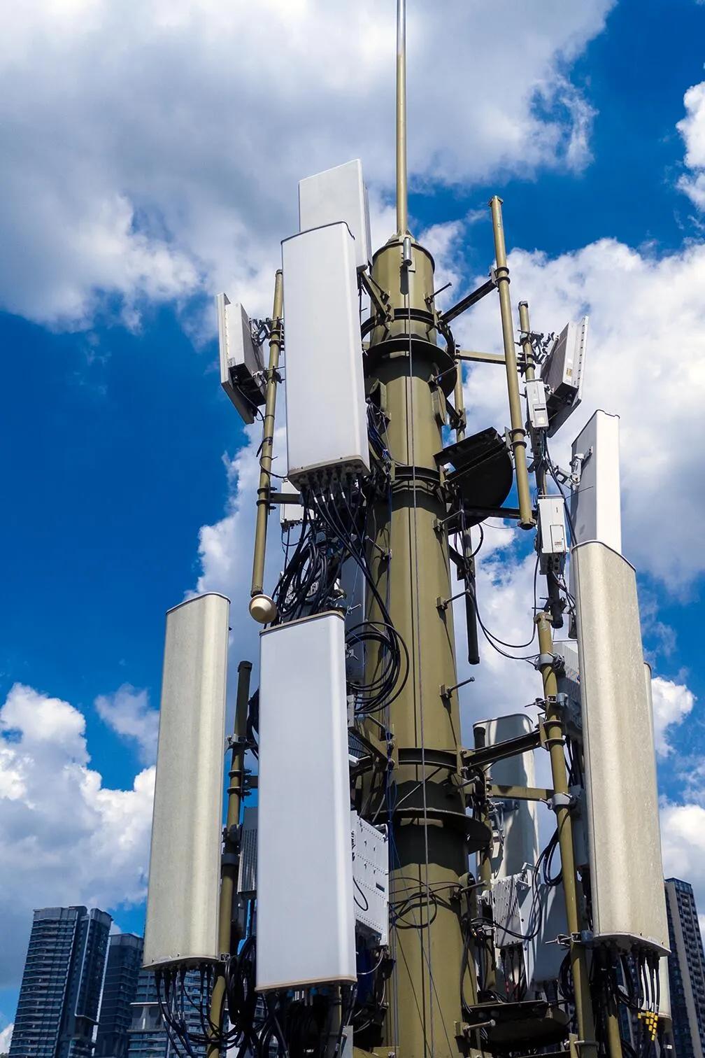 这套通信基站能覆盖周边多少公里？
这套移动通信基站，到底是装了多少家的通信天线呀