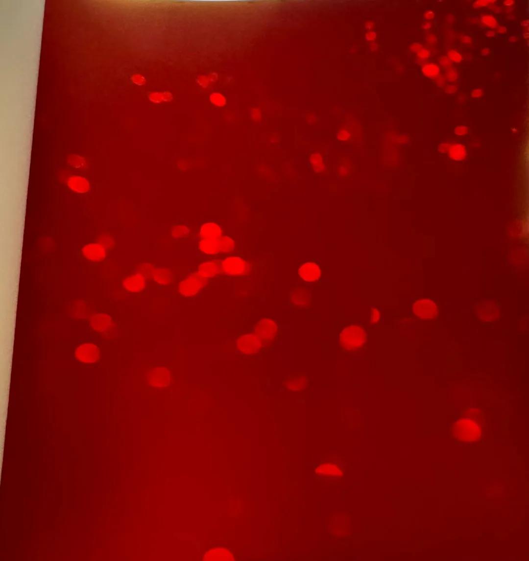 不止有正反叠加之间的第三空间，肖战专辑里的写真还能看到红海！这张专辑真的好多巧思