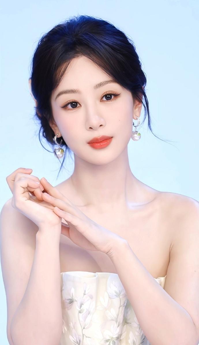 说实话，看到现在的杨紫，心里挺感慨的

不知道为什么，这两年每次看到杨紫，心里都