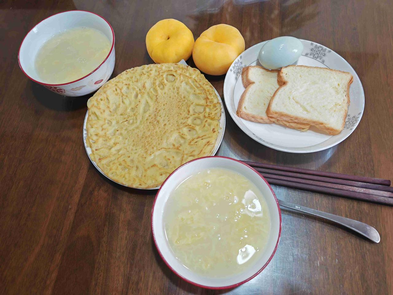 孙子上的幼小衔接班九点上课，做早饭不慌不忙。

七点半调好了一碗鸡蛋液面糊，摊了