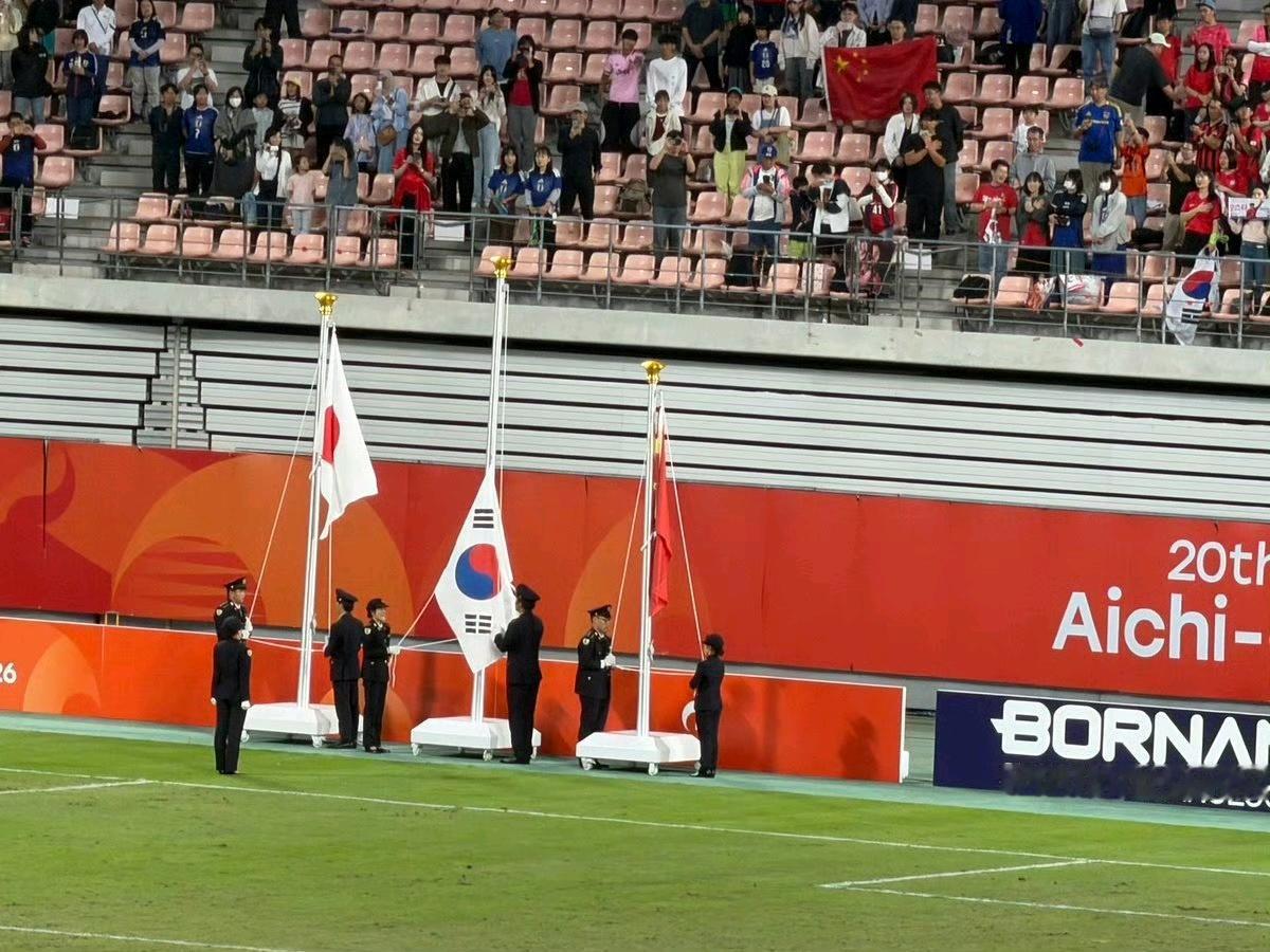 亚运会日本又在升旗仪式时阴了韩国一下！

亚运会足球决赛，韩国1-0日本夺得冠军