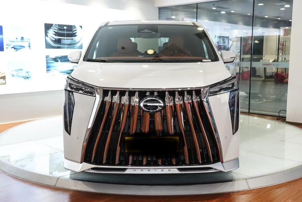 油价四连涨后很多买油车的人思想开始动摇了，到底是买油车还是电车那，大家都在纠结，