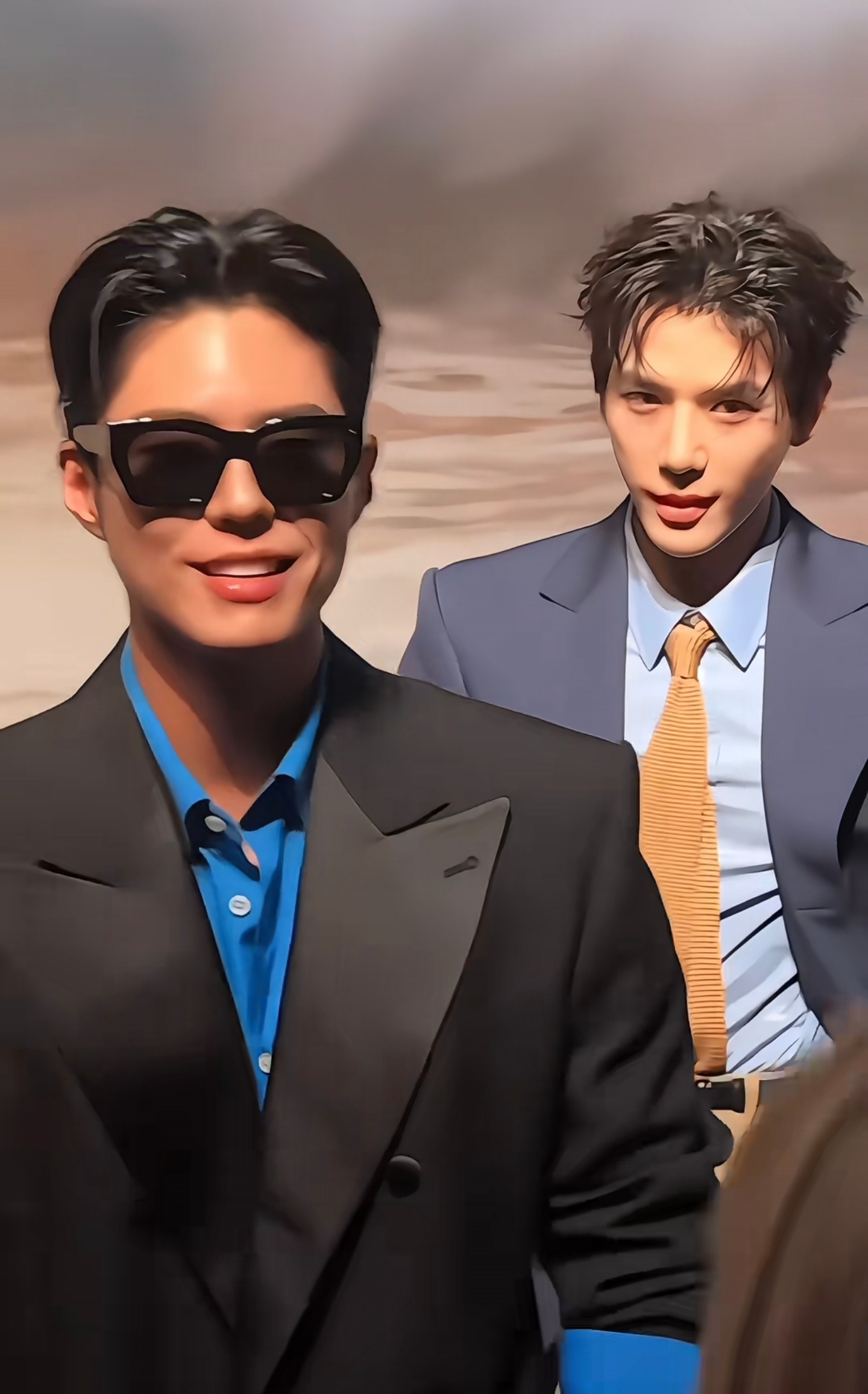 上海Celine品牌活动——朴宝剑在忙着和粉丝互动，王安宇在后面盯着！（外来的和