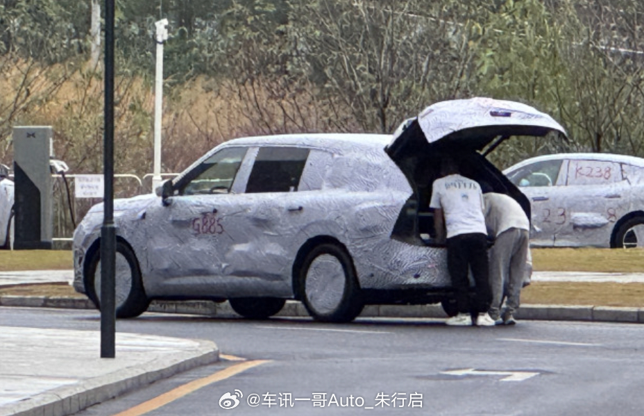 全新小鹏G02的谍照图被曝光整车的线条设计看着还不错不知道内饰有没有什么新变化