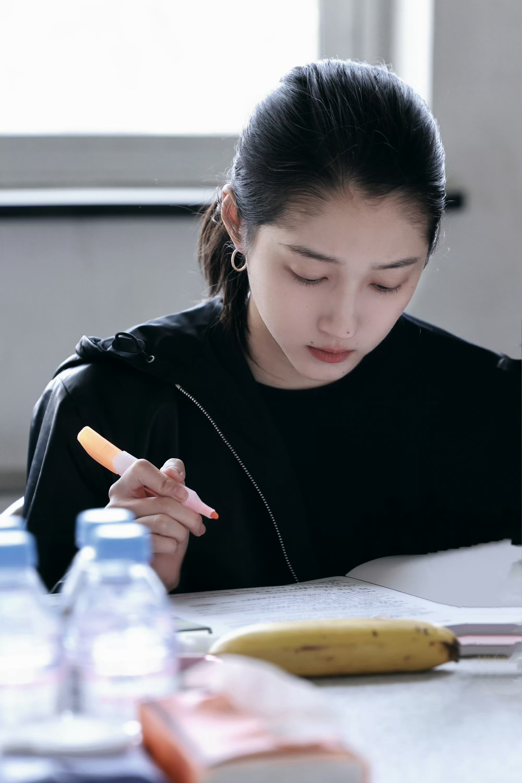 关晓彤贴头皮围读照关晓彤剧本围读ing 关晓彤贴头皮围读照，心动了 