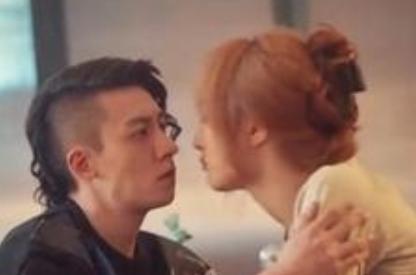 2月26日，都市爱情剧《玫瑰丛生》在腾讯视频开播。该剧由杨磊执导，王子文、刘宇宁