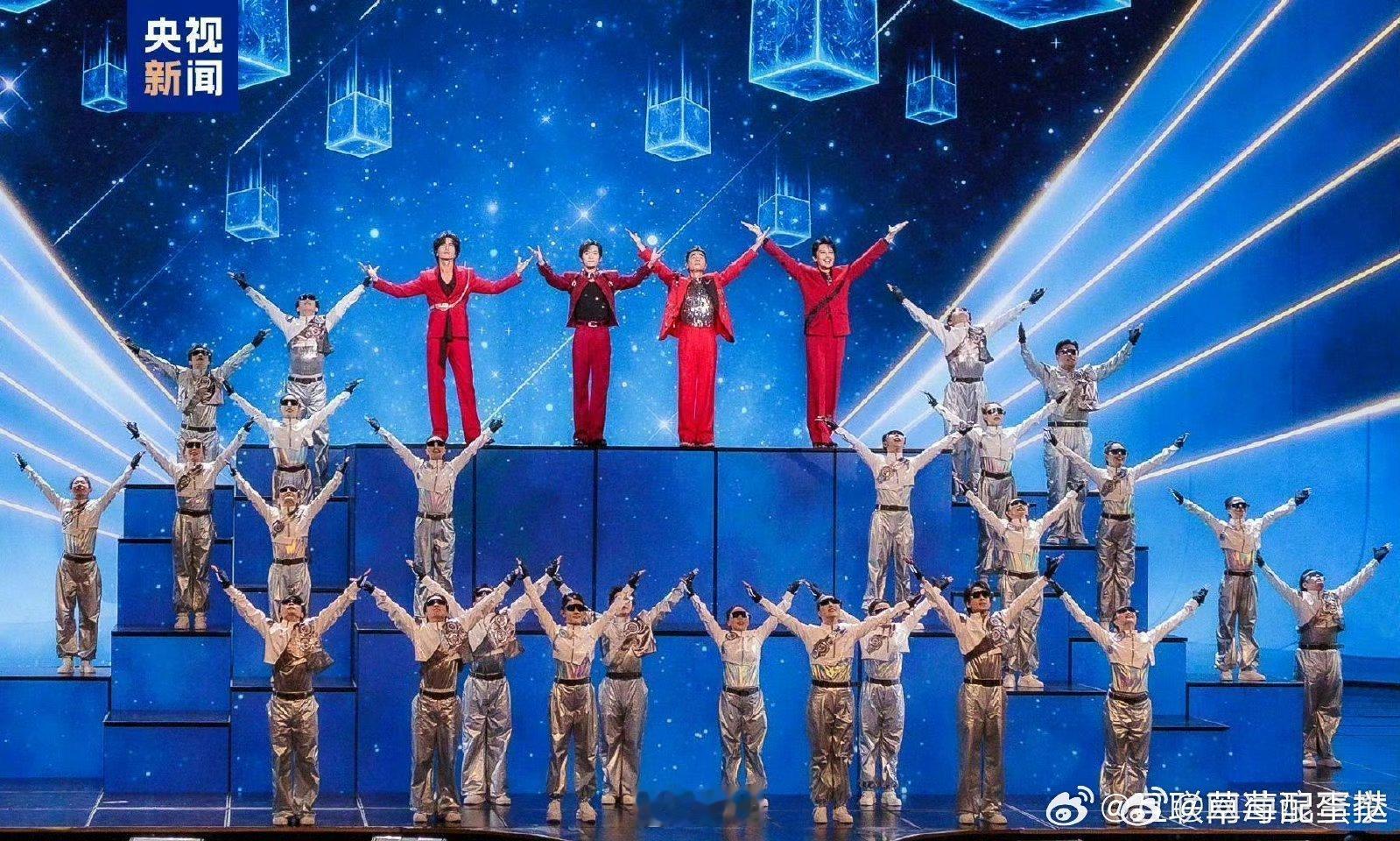 陈小春红衣黑马再登春晚 必看舞台+1！陈小春春晚首唱《智造未来》，与魔法原子合作