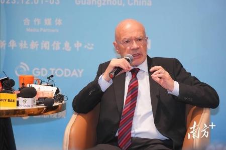 老美为啥死盯着咱中国不放？
 
英国有个叫马丁・雅克的明白人说得透亮，美国这国家