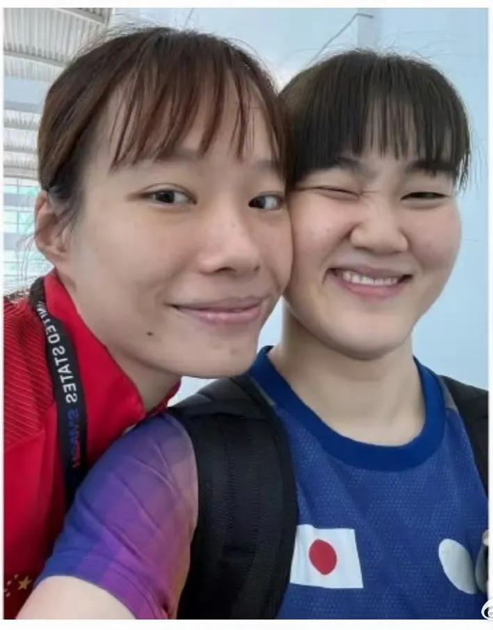 【两位支线赛女王，贴脸自拍，紧密无间】左边红衣是国乒石洵瑶，右边身穿日本队服、俏