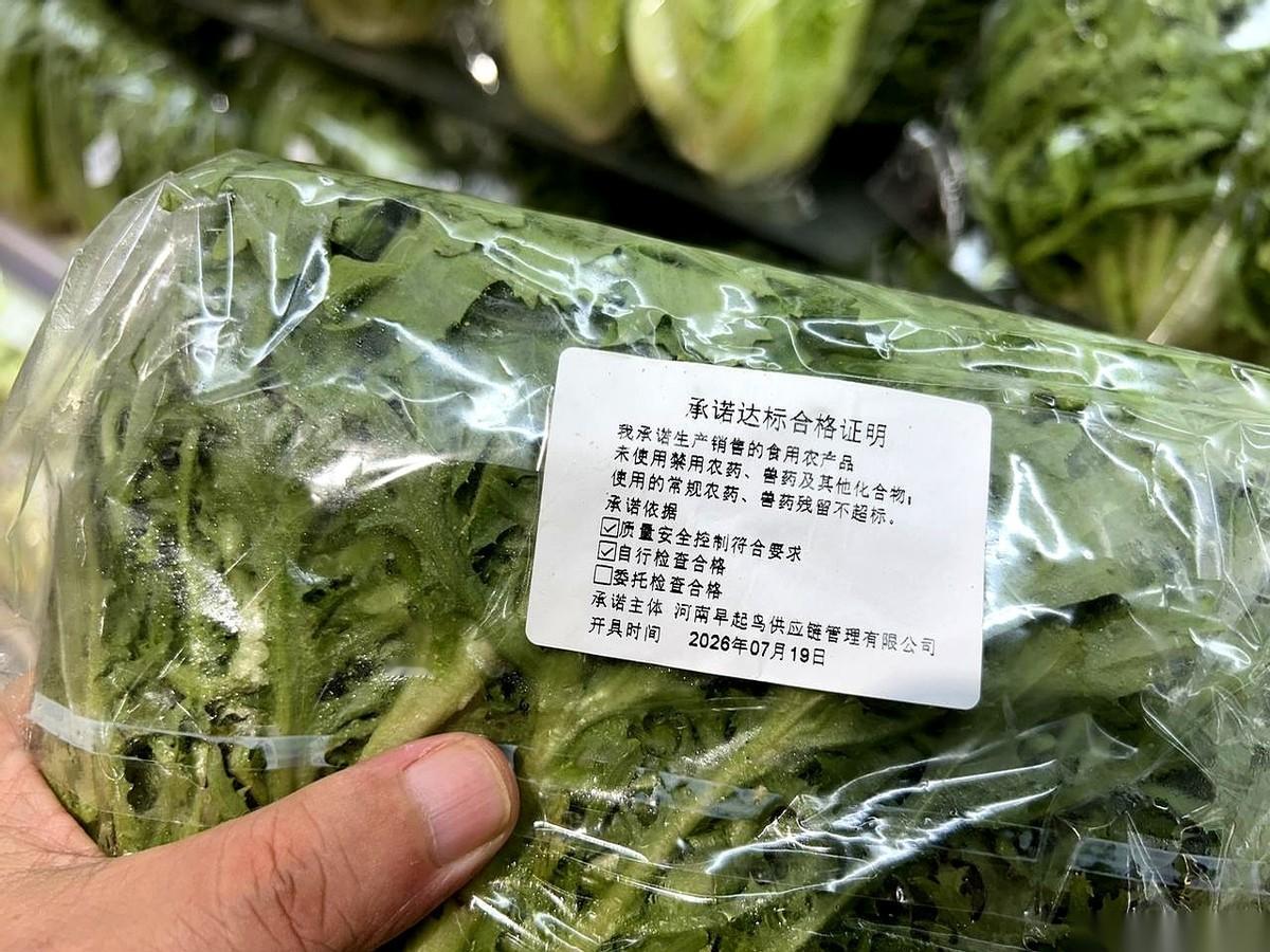 下楼买根葱，差点以为自己走错门见鬼了。
那个十年没换过地砖的破旧老超市，
居然悄