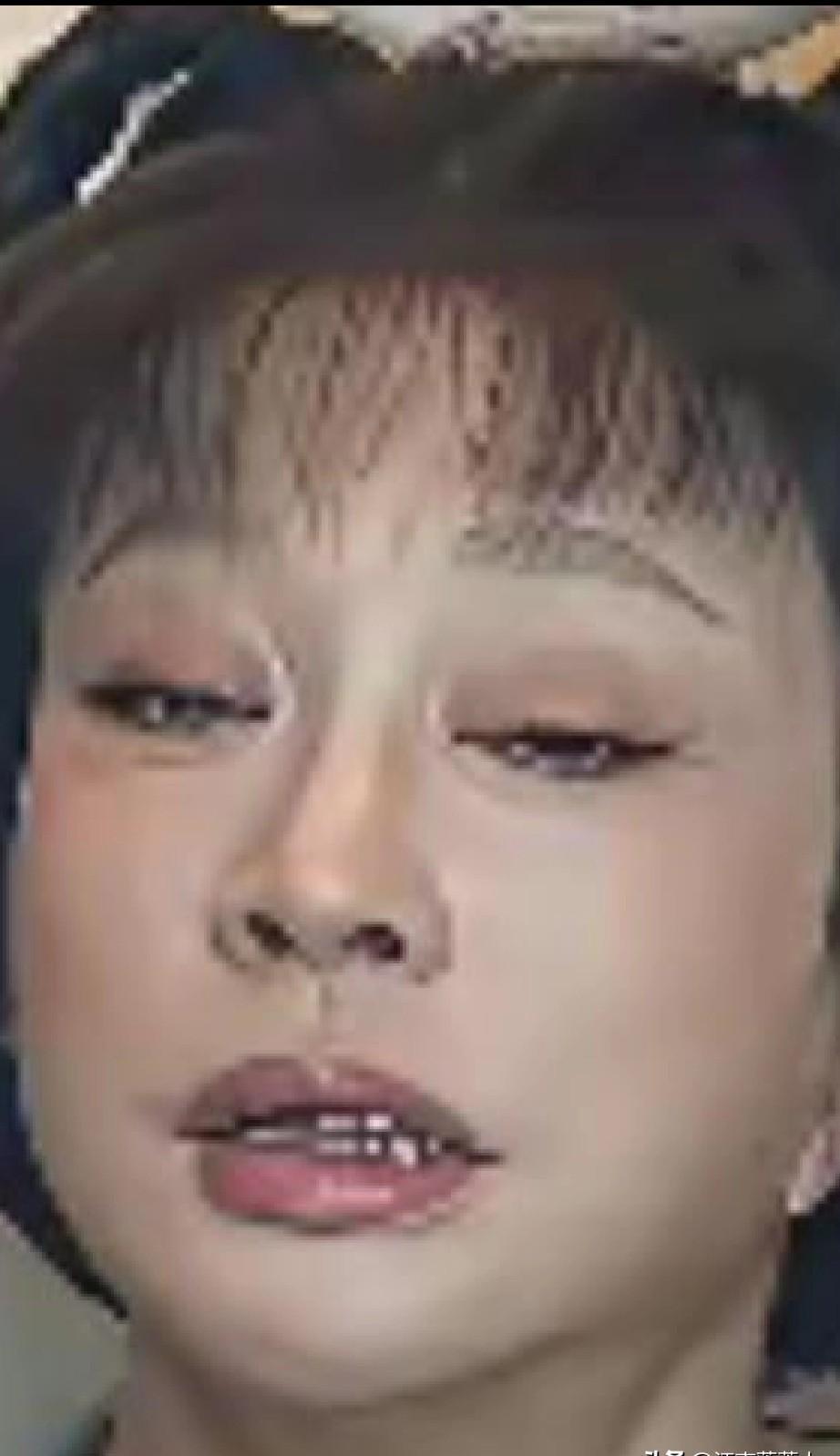 一声“丫头”，镜头怼脸。
毛孔里的粉，藏不住岁月。
弹幕瞬间炸了，嘲讽声浪几乎要