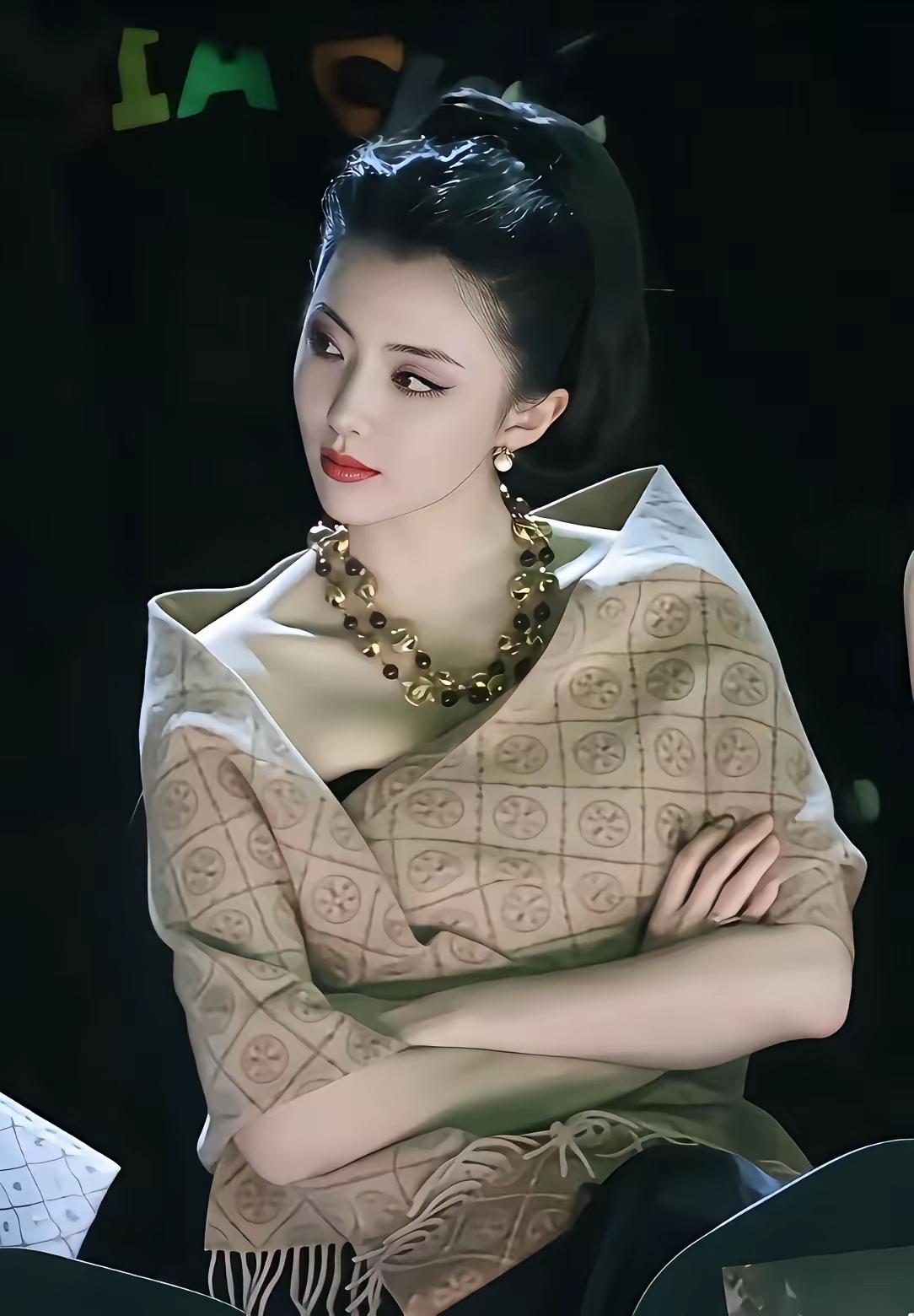 冷艳女王风，复古格纹披肩，气场全开！🔥💃