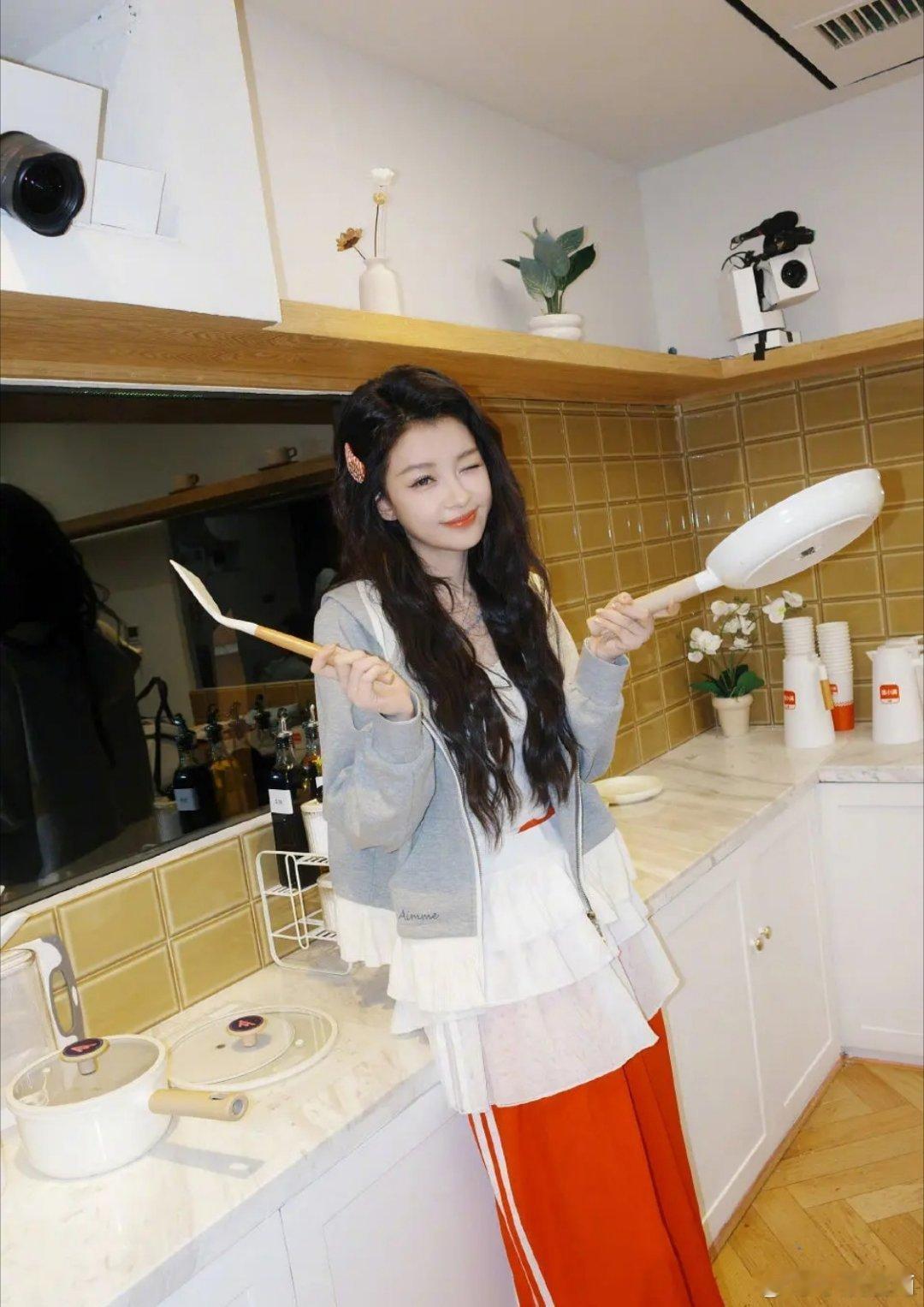 孙怡好装啊 还要那盘子摆拍 