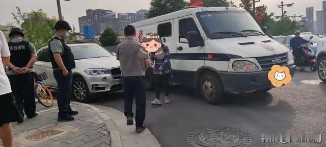 前阵子刷到个离谱到像电视剧的事儿，广西有个女的跑到边境的出入境办证大厅办事，因为