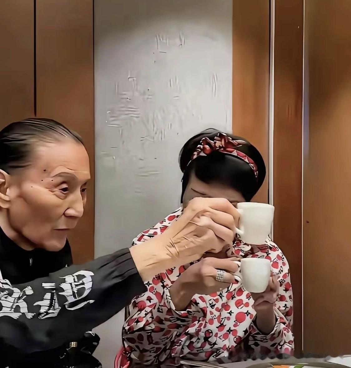 发现没，谢贤摘下墨镜判若两人，不少人感慨，叱咤香港娱乐圈半世纪的“四哥”，终究逃