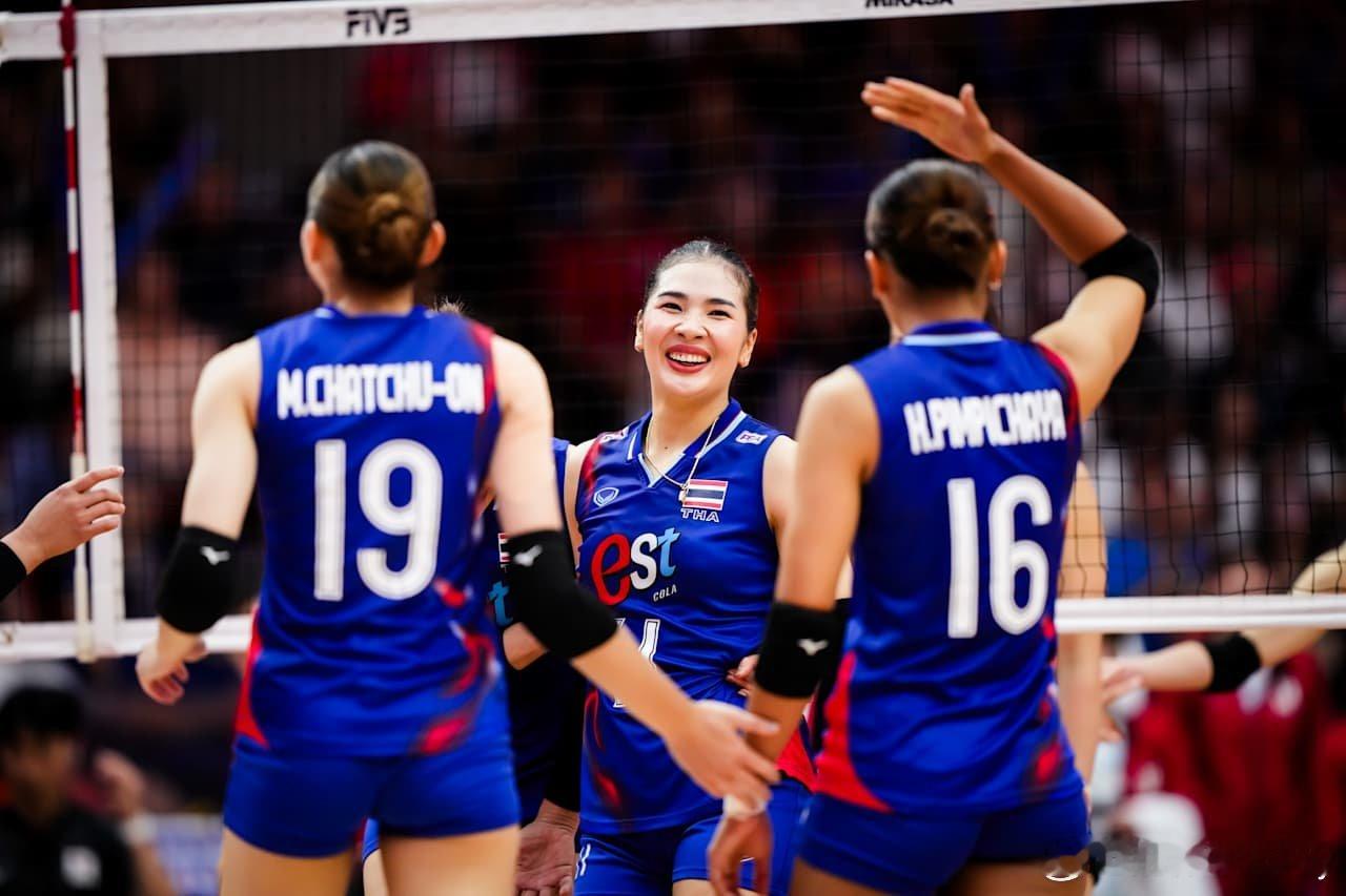 什么鬼，一个发球失误，一个进攻失误，服了。日本女排3-0零封东道主泰国女排晋级八