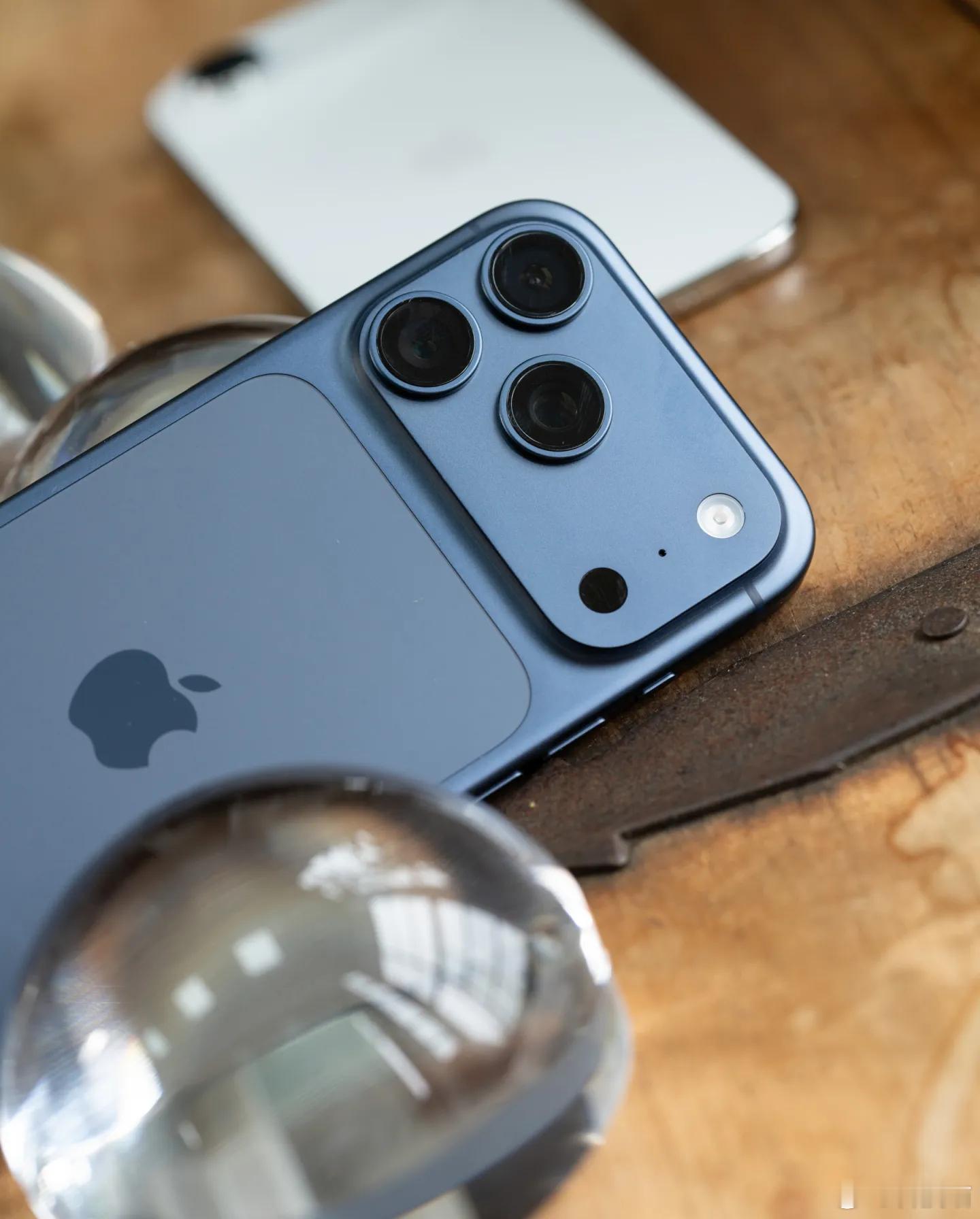 多家机构预测2026年全球智能手机出货量：IDC：约12.5亿台，同比-0.9%