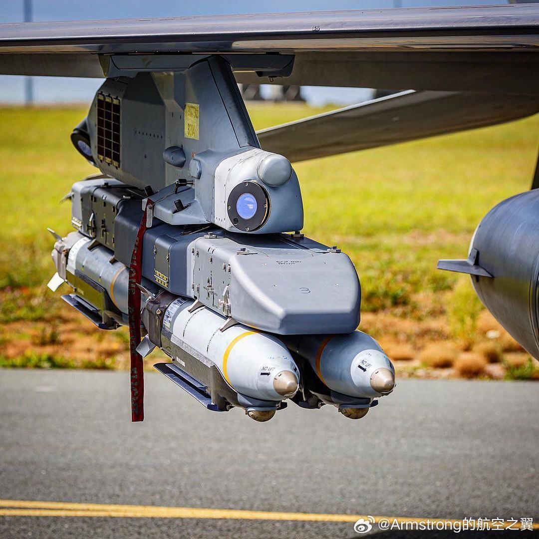 F-16的Terma PIDS+翼下挂架，集成的MAWS、干扰弹发射器，干扰机，