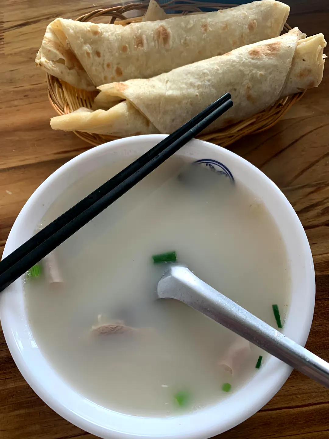 天凉了，早餐去小区东面的羊汤馆喝上一碗热羊汤。

羊汤挺好喝，只是价格贵了些，一