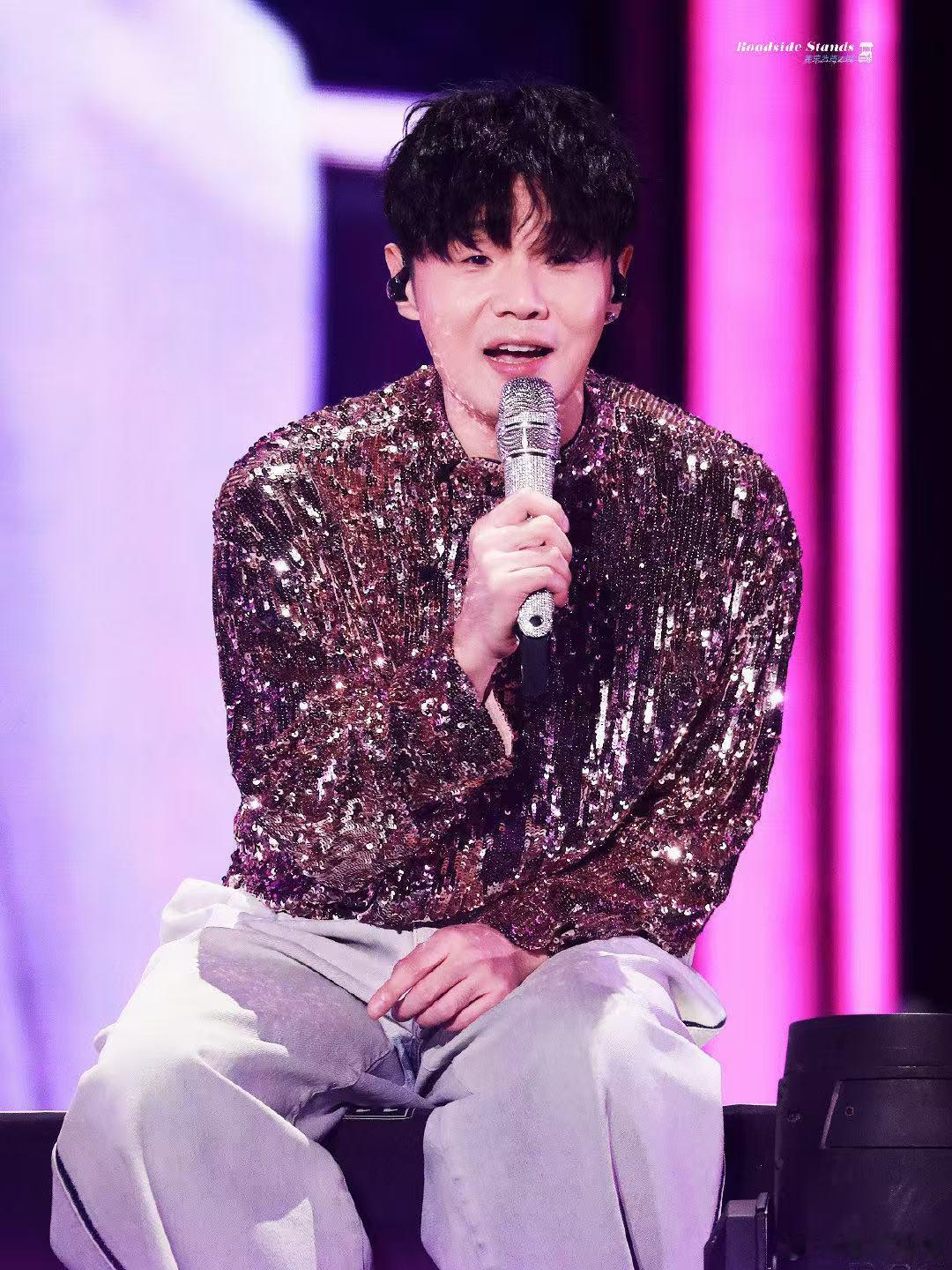 乌梅子酱一半跟李荣浩一半单飞  李荣浩跨年演唱会唱乌梅子酱，全场都跟着唱起来！乌
