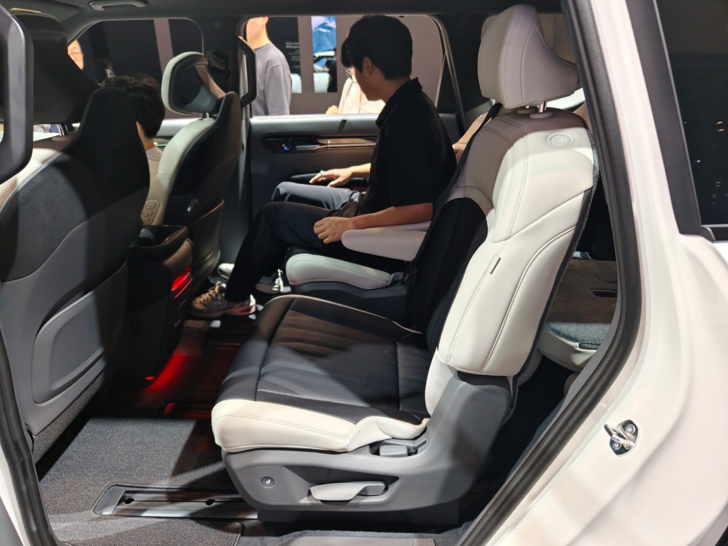 起亚 EV9 一年多前在曼谷车展拍过，基本就是一款美式中大型 SUV，但是这次韩