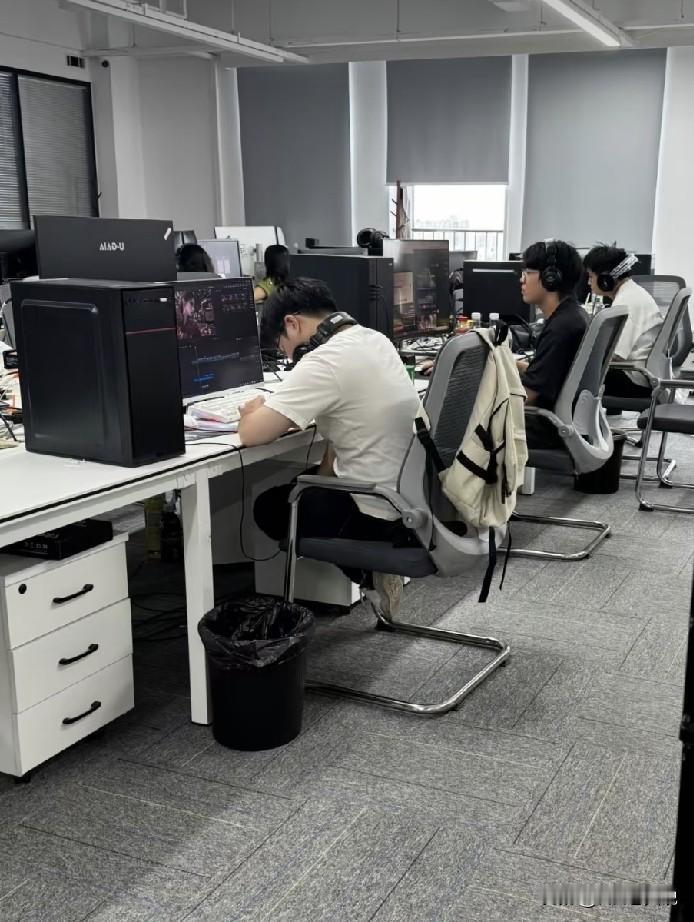 马上测试副总监的第二次劳动合同就到期了，老板给出拍板意见：考虑到公司要年轻化的大