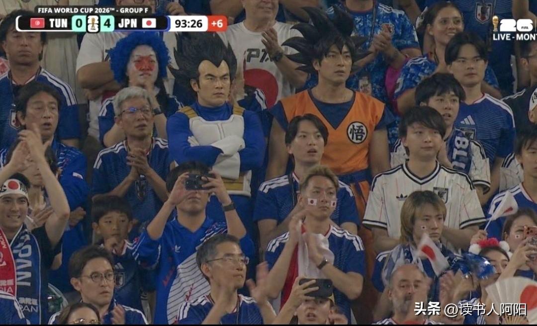 哈哈，我说怎么突尼斯队0：4输的这么干脆！原来问题出在这看台上球迷中啊！
注意到