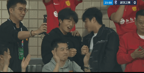 重庆铜梁龙2：0领先武汉三镇，镜头也是对准了看台上的李镇全，看起来他也是没受到停