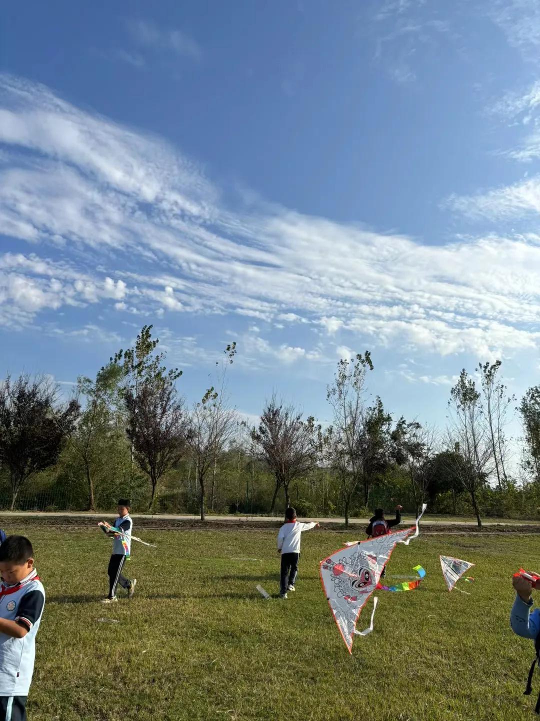 纸鸢扶摇上青天，线轴轻转绘云烟。追风逐日戏流云，一线牵起童年的笑颜。