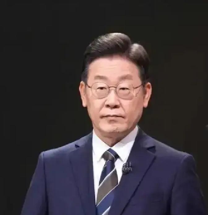 韩国总统李在明亲自点名查无人机。
 
1月4日中午，一架不明设备在仁川江华郡附近