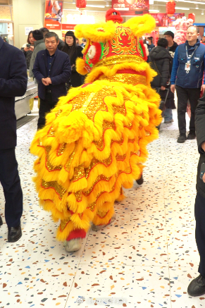 江苏人的年味从办年货开始 现在超市里的年货，可真是越来越丰富了，不仅有传统的年货