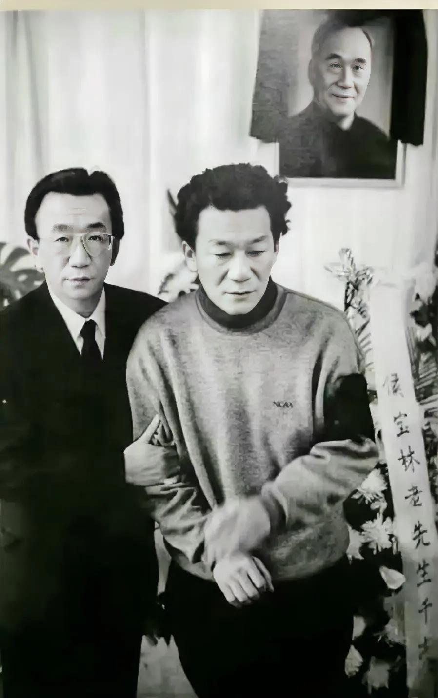 1993年，侯宝林追悼会的现场，儿子侯耀文和侯耀华两兄弟，抢拍下了这一张珍贵的照