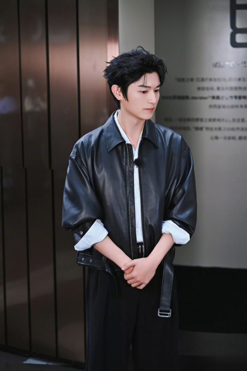 杨旭文看起来花期就很长 杨旭文近期状态满分！清爽不油腻，英气又温柔，自带松弛感与