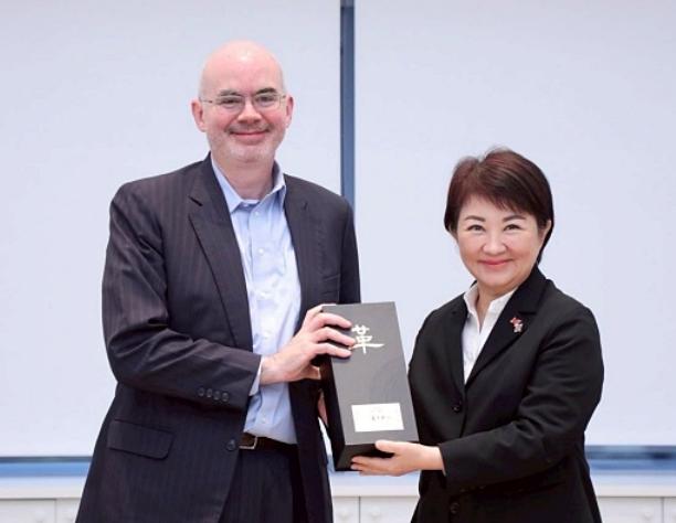 美国人拜会卢秀燕
卢秀燕请吃日本料理

据中国台湾台中市政府公开发布的新闻稿显示