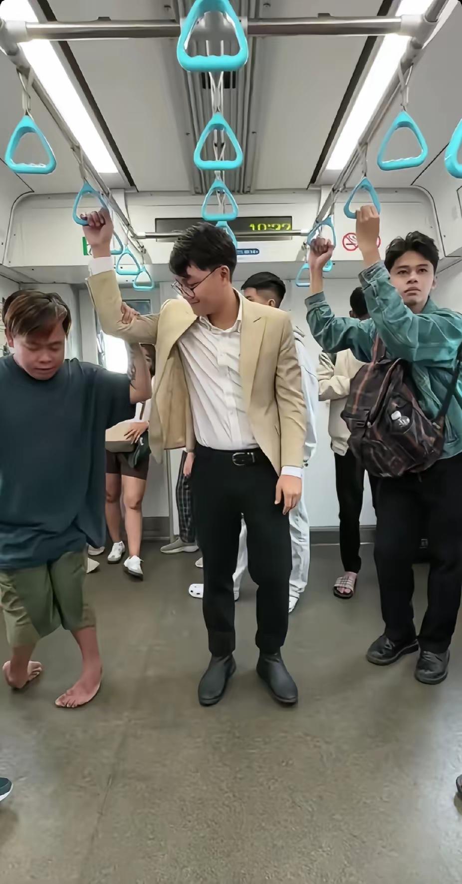 地铁里这只“人肉扶手”，暖得我想给大哥递瓶水！
 
早高峰的地铁挤得能把人鞋跟挤