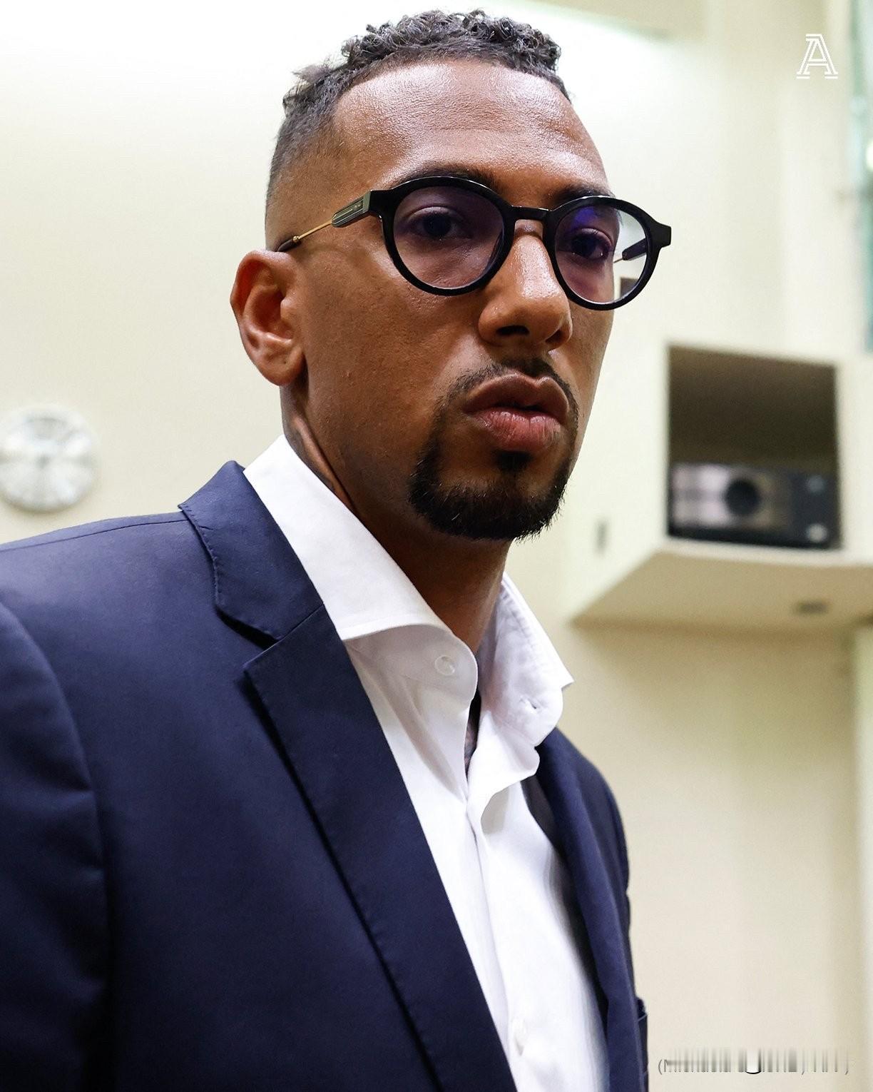 拜仁慕尼黑官方宣布，前后卫杰罗姆·博阿滕将不会重返俱乐部担任教练实习生，这一决定