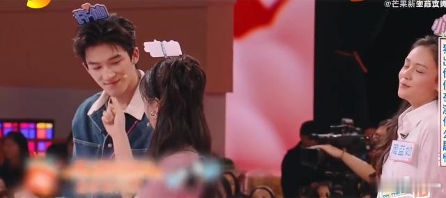 杨淇源和王星越hi6演短剧是为了进货 芒果新生班的杨淇源真是太有梗了，这么有趣！