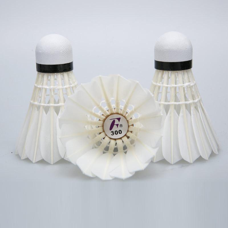 国际羽球、乒乓一场比赛用球，没有固定数，看激烈程度、磨损、选手习惯。
 
🏸 