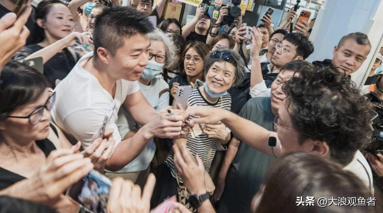 沈伯洋团队拜票堵路了，遭民众呛"让开"

今（9）日，脸书粉专“锁绿鸦”发布一段