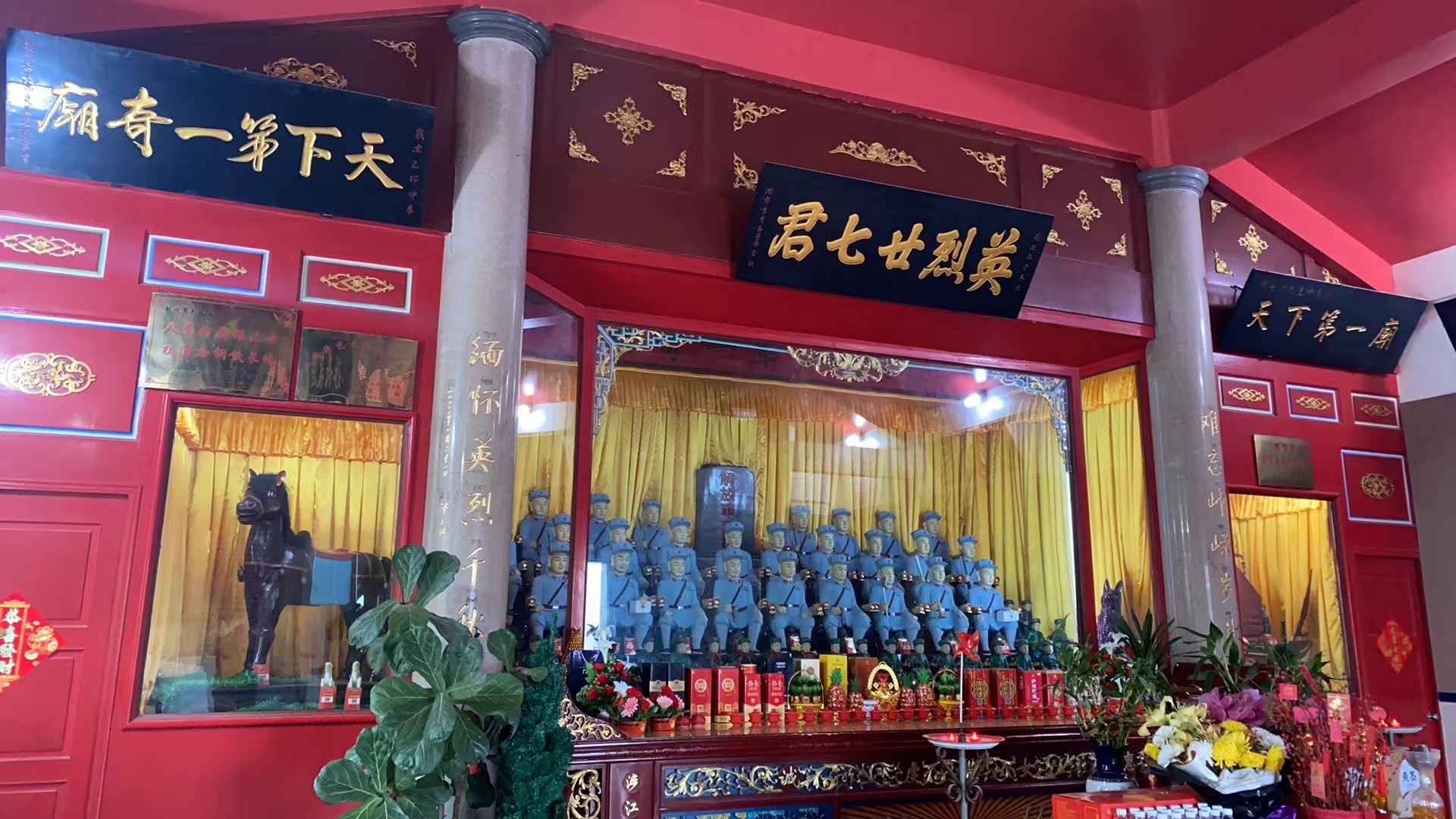 军庙泉州惠安，有座全中国唯一为解放军立的庙。塑像怀中抱着的小女孩，还活着，80多